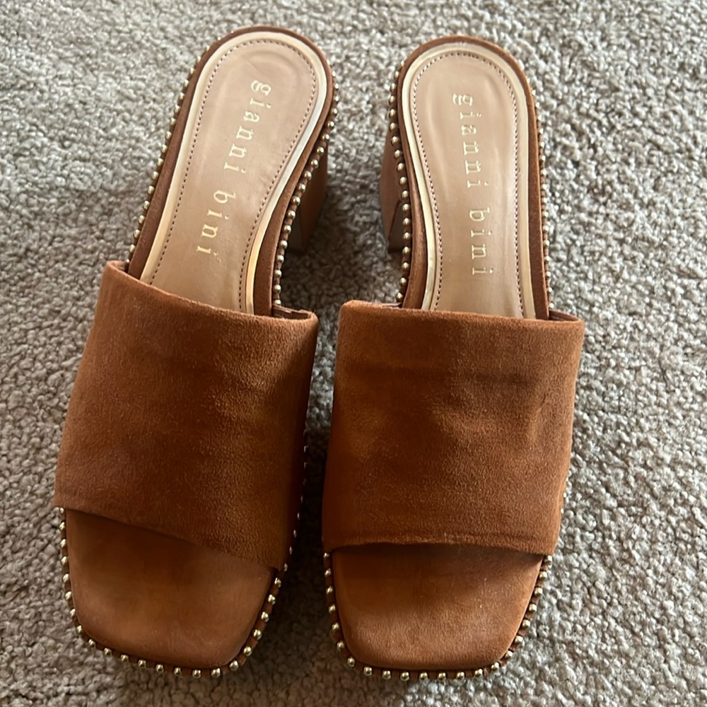 NEVER WORN Gianni Bini block heel